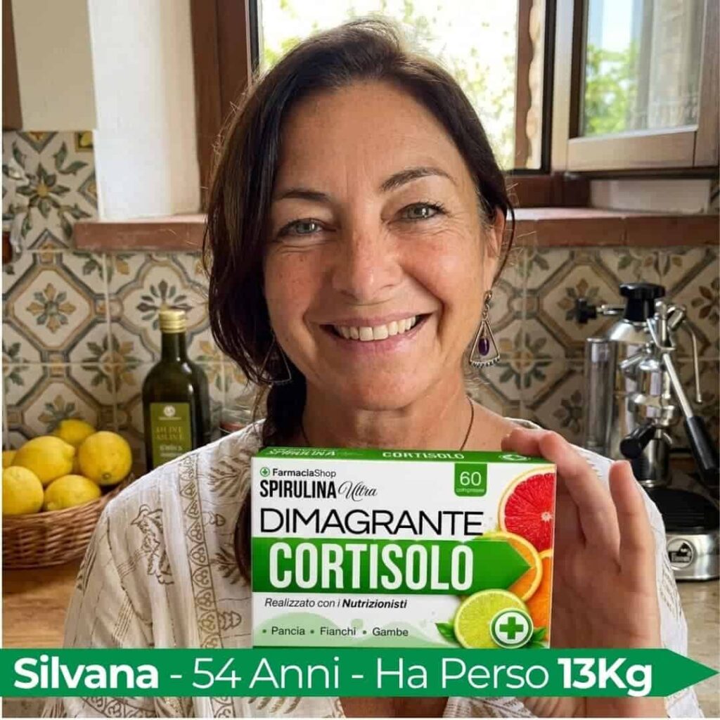 Donna con integratore di spirulina e cortisolo in cucina luminosa.