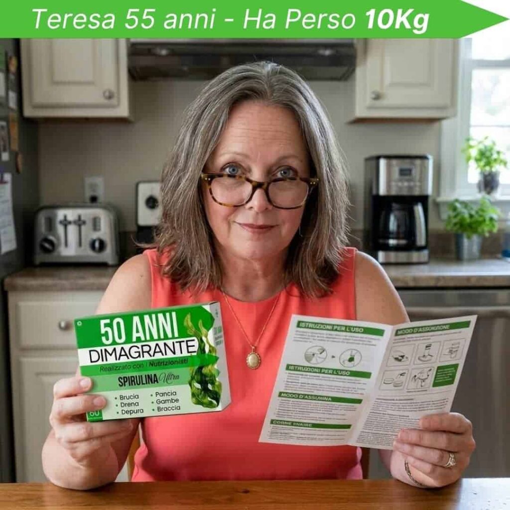 Donna anziana con prodotti Spirulina Ultra e brochure in cucina.
