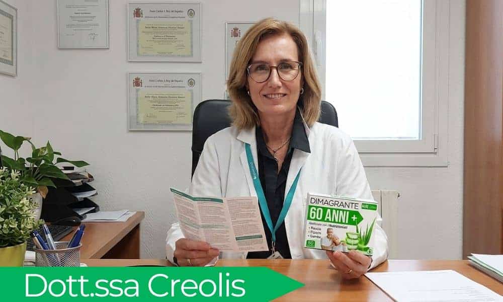 Dott.ssa Creolis in ufficio con prodotti fitoterapici naturali.