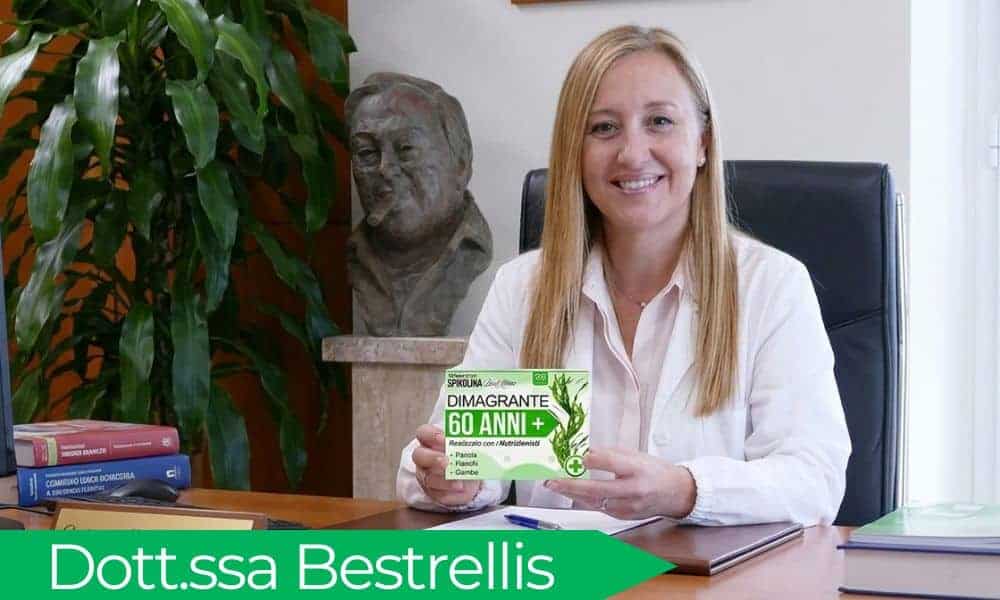 Dottoressa sorridente con certificato di 60 anni in ufficio.