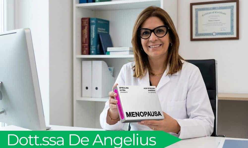 Dott.ssa De Angelis con integratore per menopausa e spirulina.